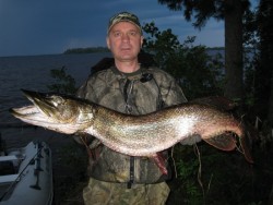 Рыбалка в Томской области на таежных озерах. Крупная щука и окунь.