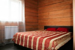 Двухместные номера оснащены большими европейскими кроватями, качественными высокими матрасами и постельным бельем из сатина.