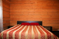 Двухместные номера оснащены большими европейскими кроватями, качественными высокими матрасами и постельным бельем из сатина.