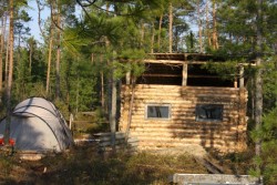 Домики для проживания на озере Щучье малое.