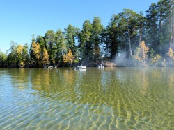 На озерах чистая, прозрачная вода и песчаное дно.