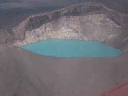 Озеро в кратере вулкана на Камчатке.