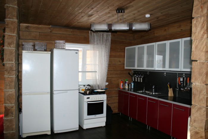 Кухня предоставляется гостям в распоряжение на базе отдыха "Клёвое место".