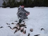 Иван тренуется в ловле окуней. Иван тренуется в ловле окуней.