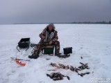 Владимир развлекается в перерывах между готовкой пищи.