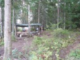 В лагере установлены столы, скамейки, тент.