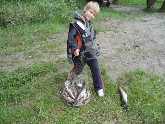 Рыбалка в Сузунском районе в июле 2014. Наш маленький гость из Москвы поймал больше 10 щук самостоятельно