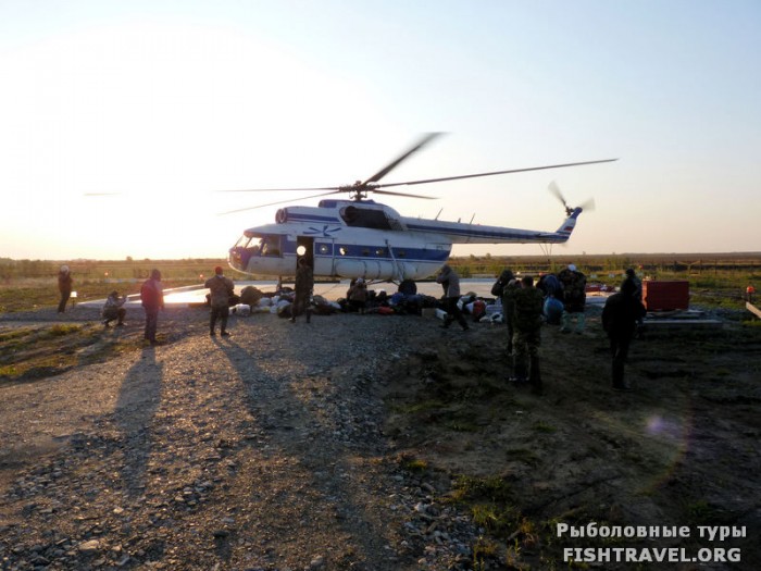 Погрузка в вертолет в п.Каргасок