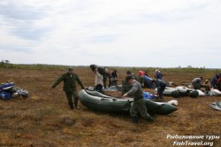 Готовим лодки к рыбалке.