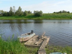 Причал на реке. База "Петропавловка" в Томской области.